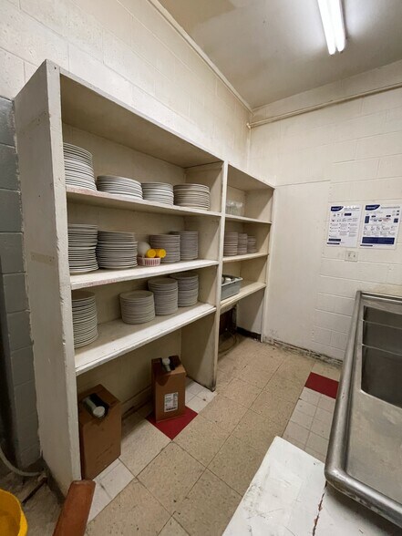 More Photos Of 2724 W Lewis St, Pasco Hotel For Lease