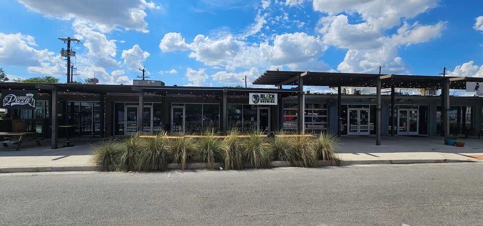 More Photos Of 1602 E Houston St, San Antonio Restaurant For Lease