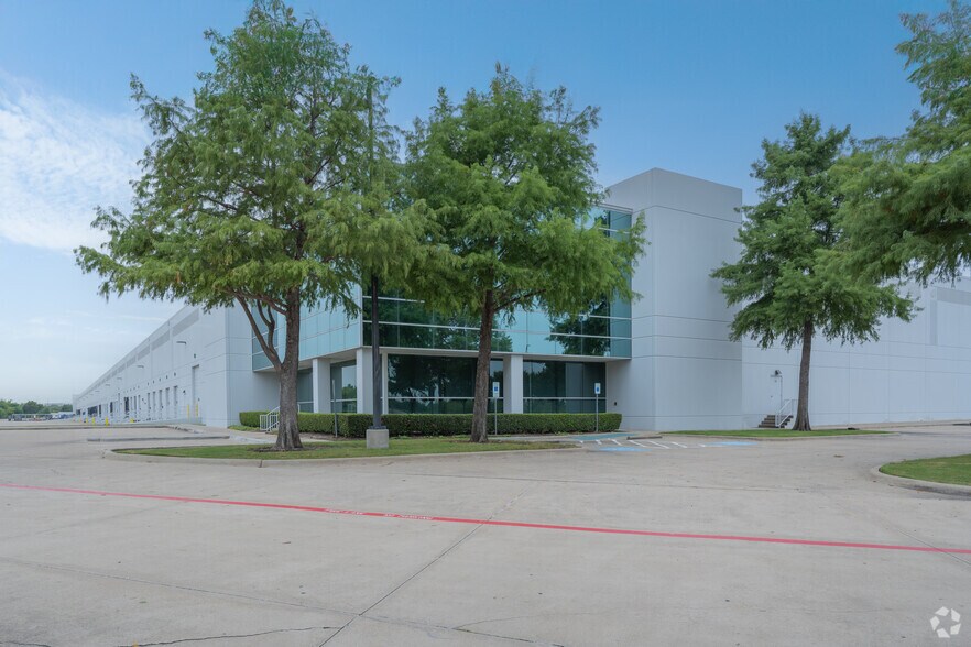 More Photos Of 8904 N Royal Ln, Irving Unknown For Lease