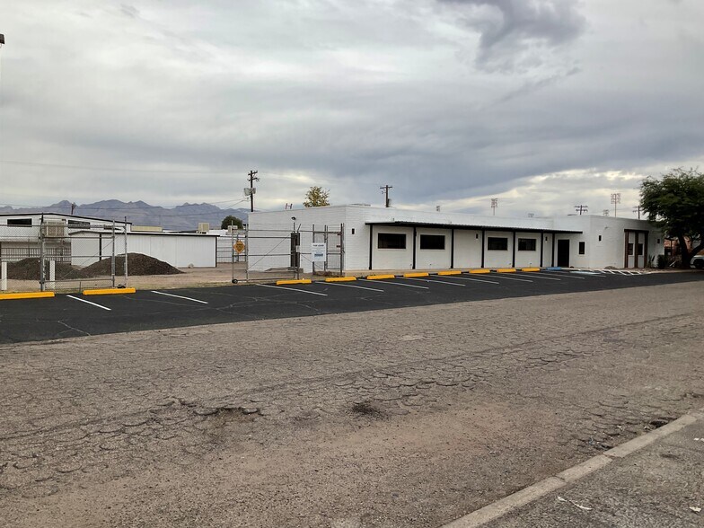 More Photos Of 2019 E 17th St, Tucson Warehouse For Lease