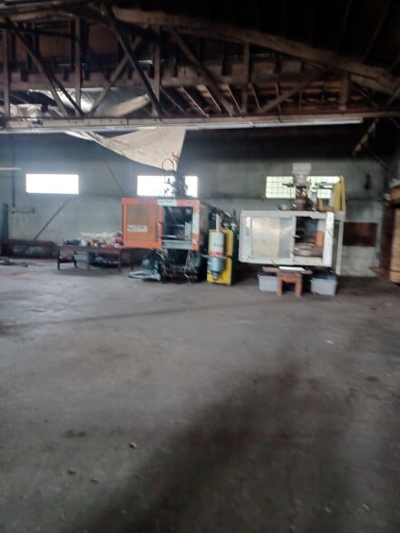 More Photos Of 419 S Broad St, Klamath Falls Light Distribution For Sale