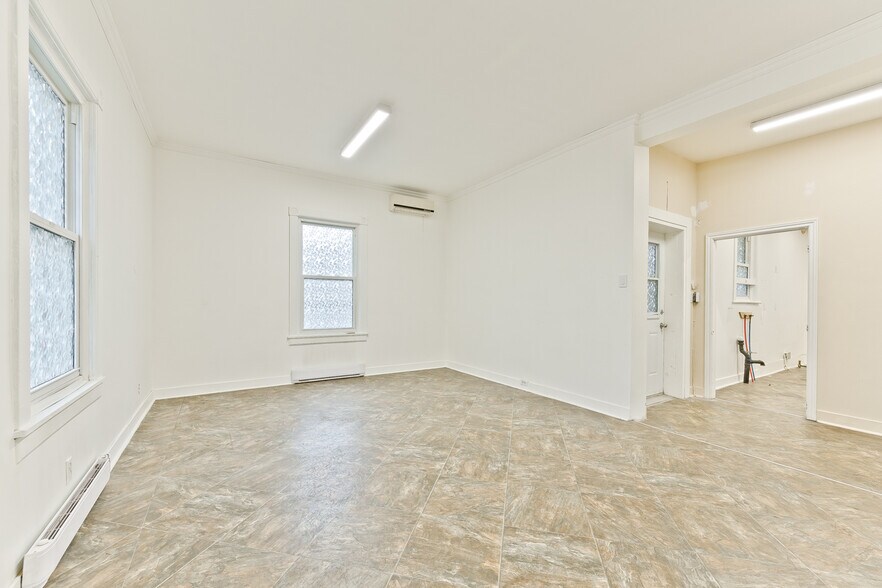 More Photos Of 127 Rue Queen, Sherbrooke Office Residential For Sale