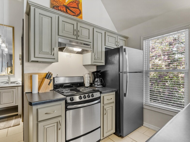 More Photos Of 201 Steele St, Algoma Hotel For Sale