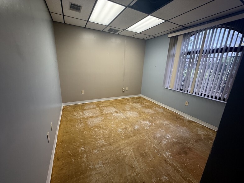 More Photos Of 7725 N Orange Blossom Trl, Orlando Warehouse For Sale