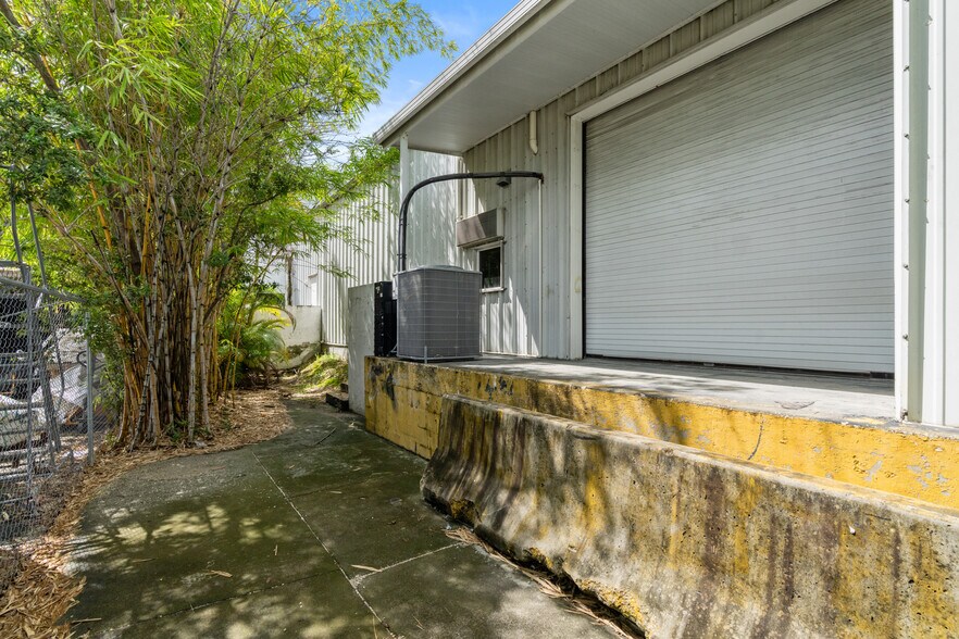 More Photos Of 3075 NW South River Dr, Miami Storefront Retail Office For Lease