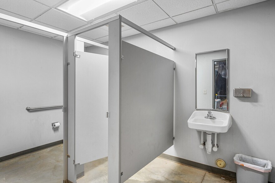 More Photos Of 2233 W Hanford Rd, Burlington Freestanding For Sale