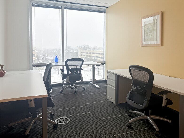 More Photos Of 10 N Martingale Rd, Schaumburg Coworking Space