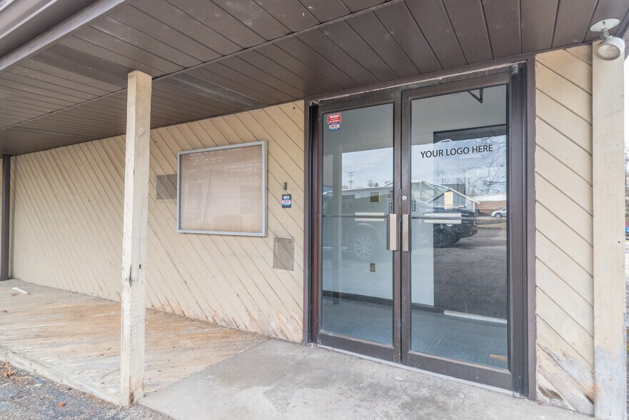 More Photos Of 238 Moon Clinton Rd, Coraopolis General Retail For Lease