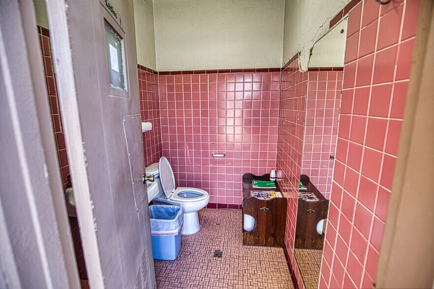 More Photos Of 931 Walnut St, Columbus Flex For Sale