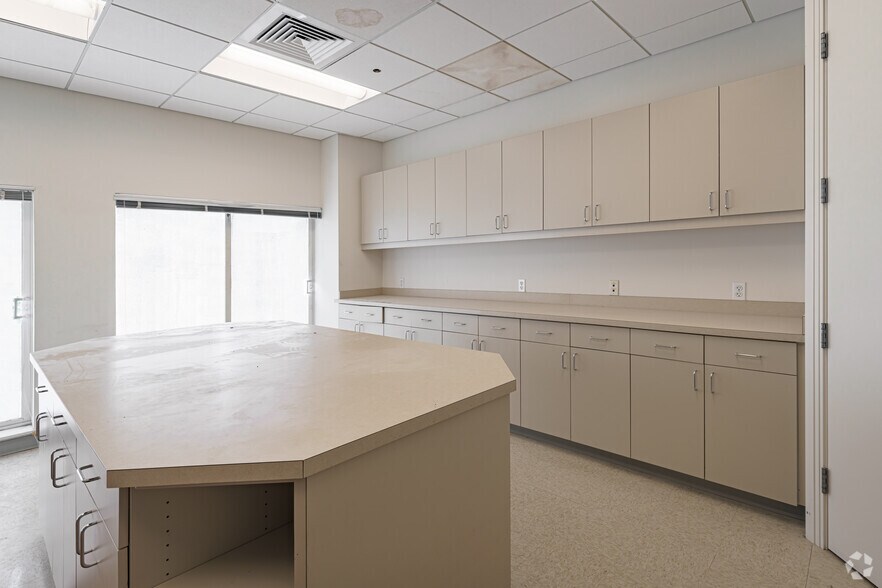 More Photos Of 70 Royal Poinciana Plz, Palm Beach Unknown For Lease