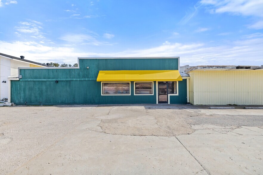 More Photos Of 1206 Main St, Blanco Hotel For Sale