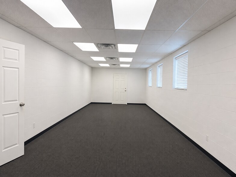 More Photos Of 280 Mishawum Rd, Woburn Warehouse For Lease