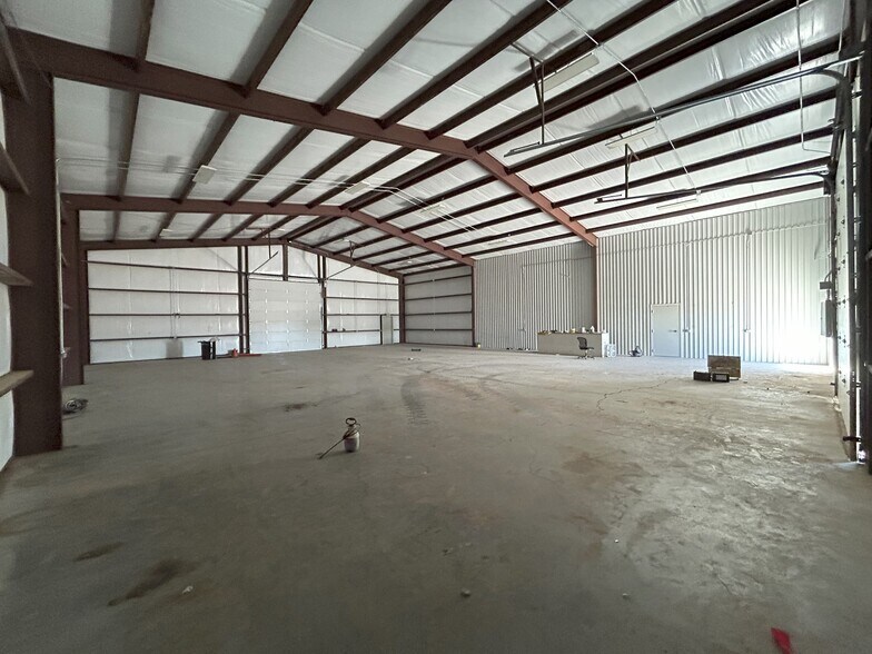 More Photos Of 1389 Oil Mil Rd, Pecos Warehouse For Lease