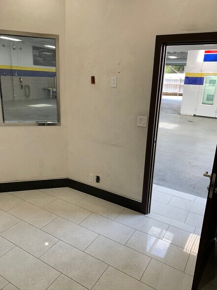More Photos Of 11481 Ventura Blvd, Studio City Auto Repair For Lease