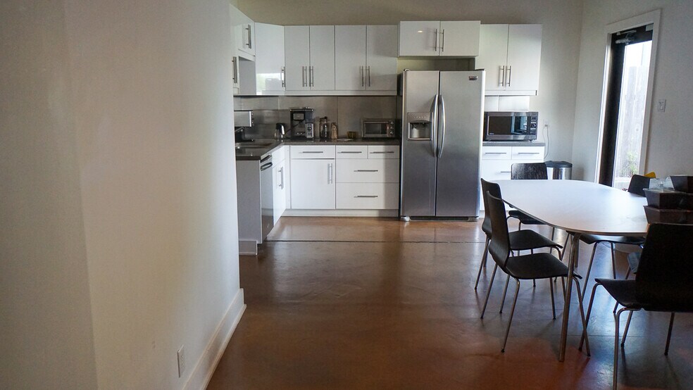 More Photos Of 106 Bagdad Ave W, Round Rock Office For Sale