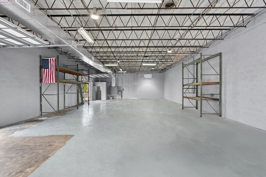 More Photos Of 272-280 SW 33rd St, Fort Lauderdale Showroom For Lease