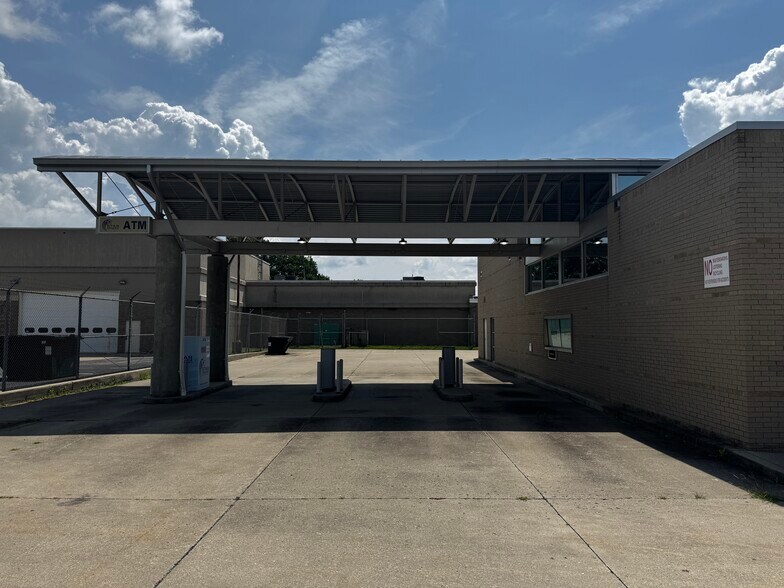 More Photos Of 600 6th Ave, Saint Albans Office For Sale