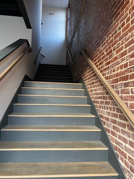 More Photos Of 105 N High St, Winchester Storefront Retail Office For Lease