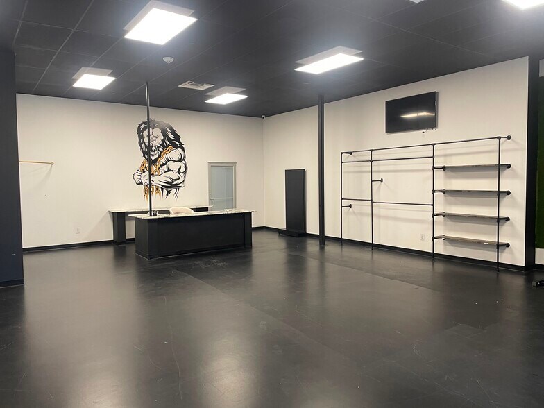 More Photos Of 10000 Emmett F Lowry Expy, Texas City Health Club For Lease