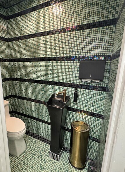 More Photos Of 8687 Venice Blvd, Los Angeles Storefront For Lease