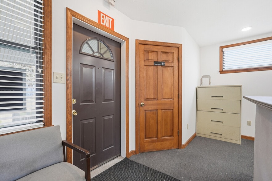 More Photos Of 8306 Ohio River Blvd, Pittsburgh Office For Sale