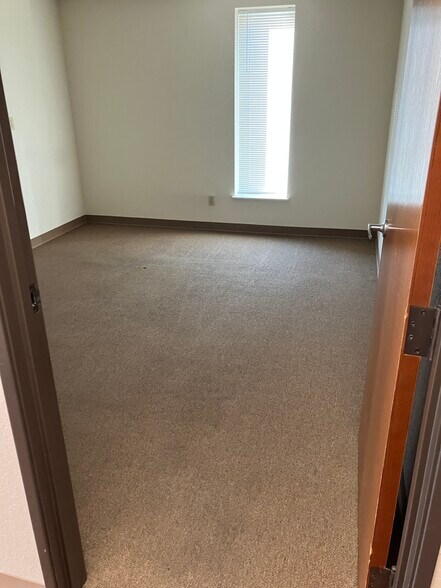 More Photos Of 8401 Gateway Ter, Oklahoma City Warehouse For Lease