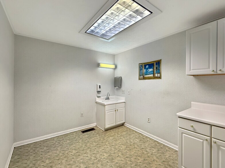 More Photos Of 420 Durant St, South Hill Office For Sale