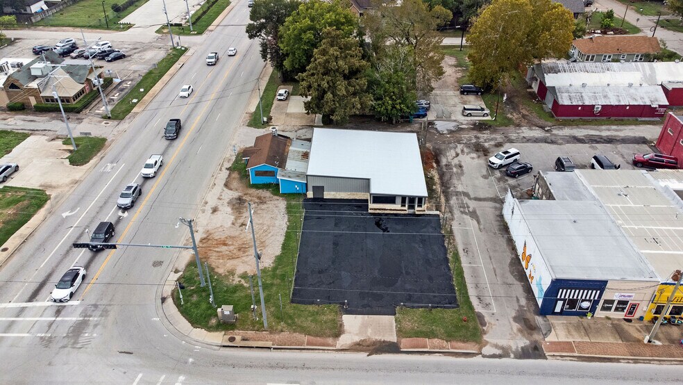 More Photos Of 107 N Danville St, Willis Showroom For Lease