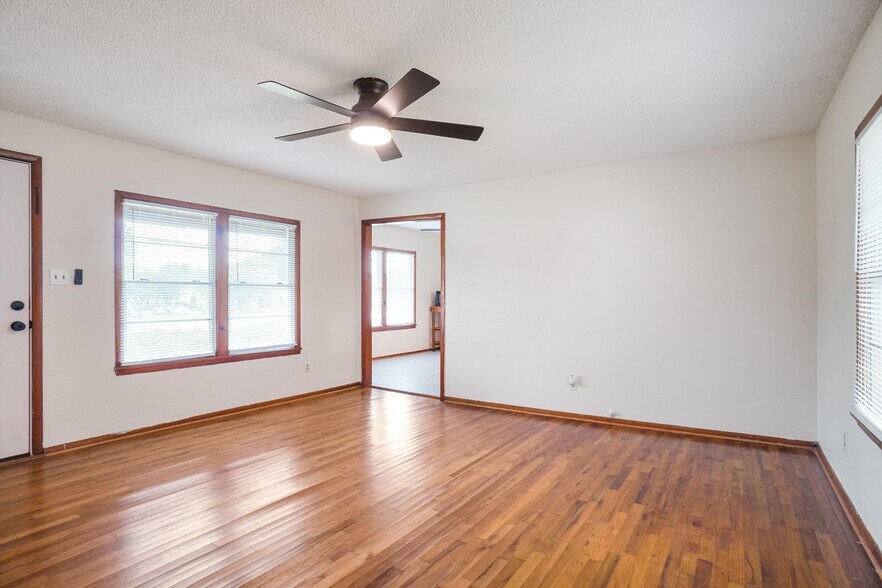 More Photos Of 321 W Highway 199, Springtown Office For Sale