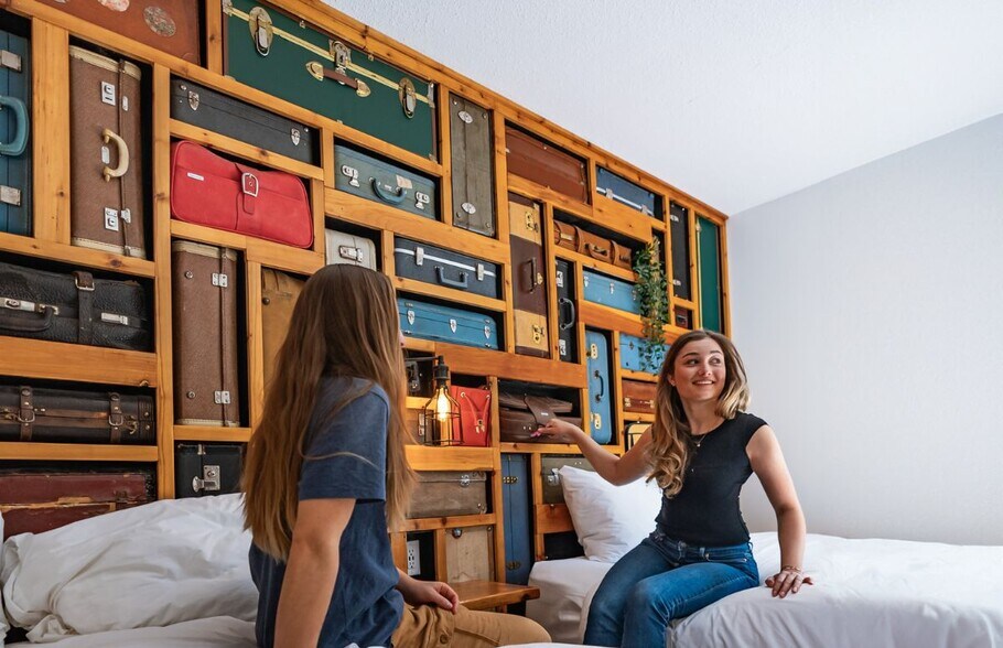 More Photos Of 38005 Cleveland Ave, Squamish Hotel For Sale