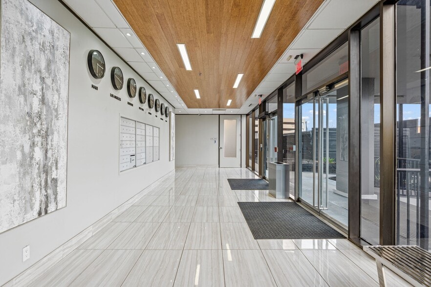 More Photos Of 2550 N Loop Fwy W, Houston Office For Lease