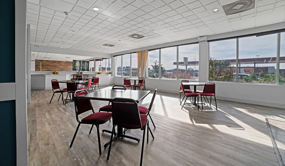 More Photos Of 325 Main St, Keokuk Hotel For Sale