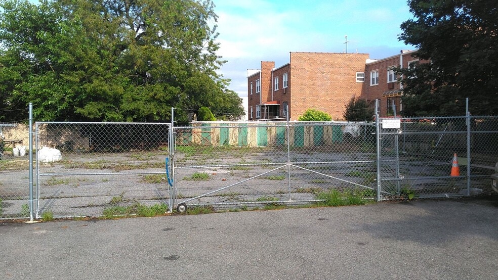 More Photos Of 7511-7513 Metropolitan Ave, Middle Village Storefront Retail Office For Sale