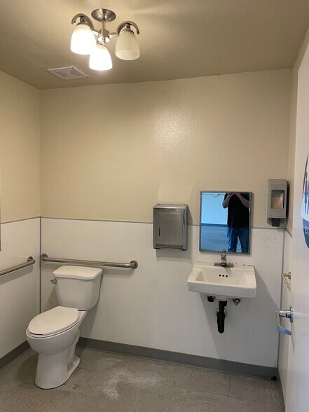 More Photos Of 9790-9792 Glenoaks Blvd, Sun Valley Warehouse For Lease