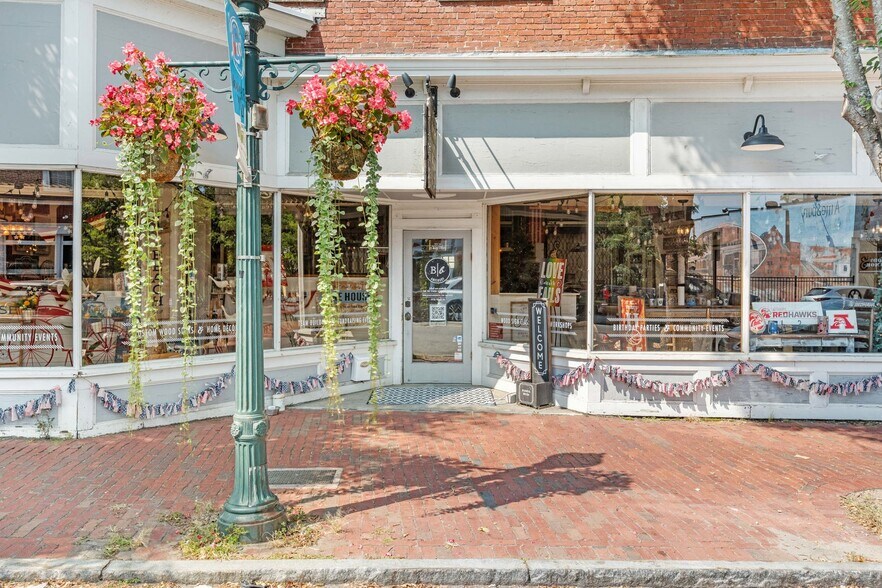 More Photos Of 25 Main St, Amesbury Storefront Retail Residential For Lease
