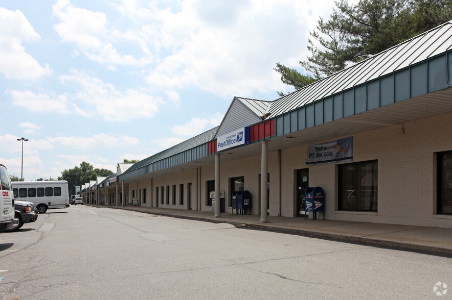 Primary Photo Of 17501-17533 Redland Rd, Derwood Storefront Retail Office For Lease