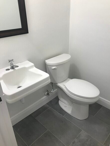 More Photos Of 5042-5054 NE 12th Ave, Fort Lauderdale Warehouse For Lease