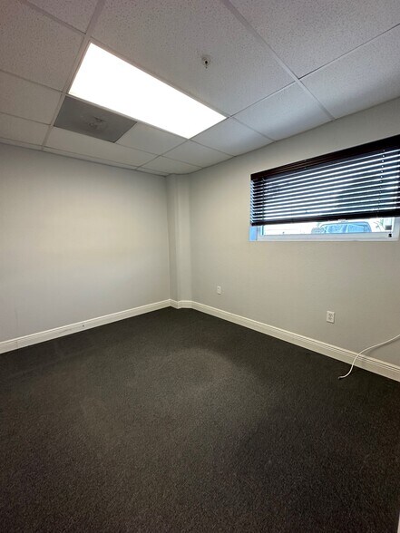 More Photos Of 6618-6628 26th Ct E, Sarasota Warehouse For Lease