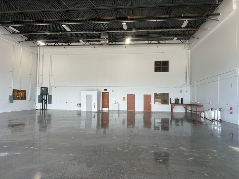 More Photos Of 1825 W Knudsen Dr, Phoenix Airplane Hangar For Lease
