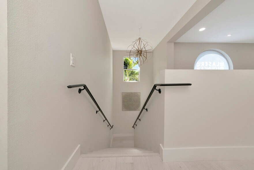 More Photos Of 1345 2nd St, Sarasota Office Residential For Sale