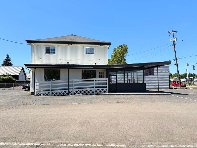 More Photos Of 20105 McLoughlin Blvd, Gladstone Freestanding For Lease