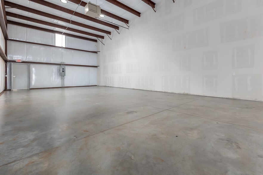 More Photos Of 8101 Silver Xing, Oklahoma City Unknown For Lease
