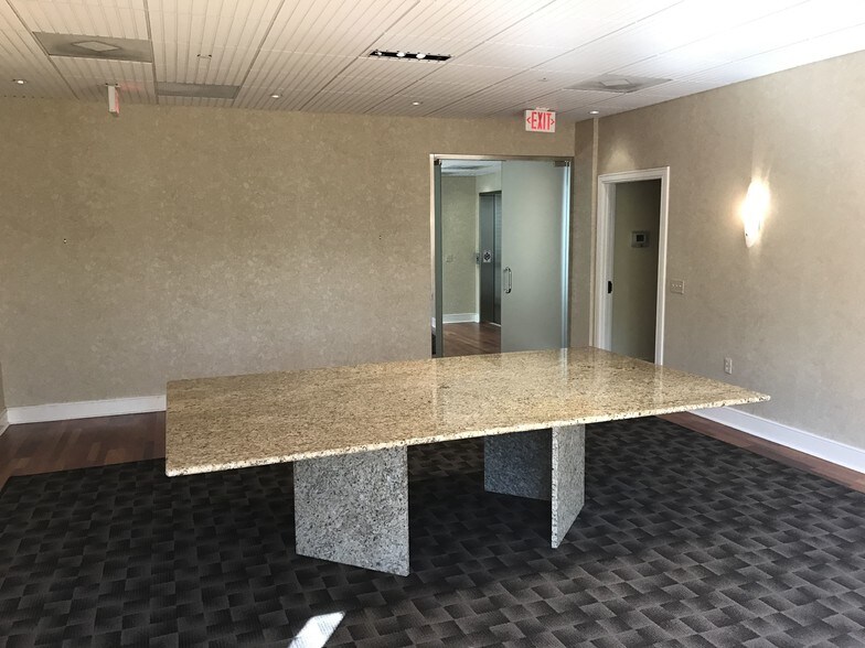 More Photos Of 52 New Orleans Rd, Hilton Head Island Office For Sale