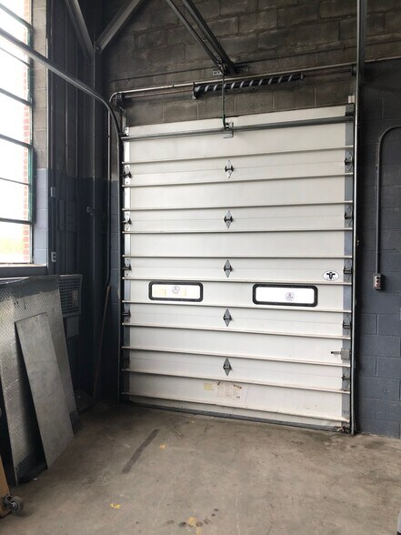 More Photos Of 5979 N Elm Ave, Millerton Warehouse For Lease