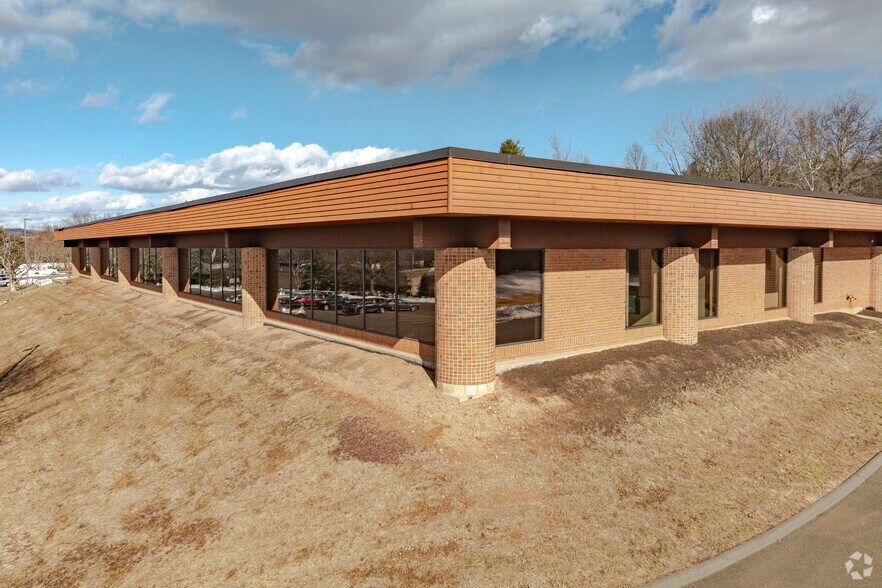 More Photos Of 860 N Main Street Ext, Wallingford Office For Sale