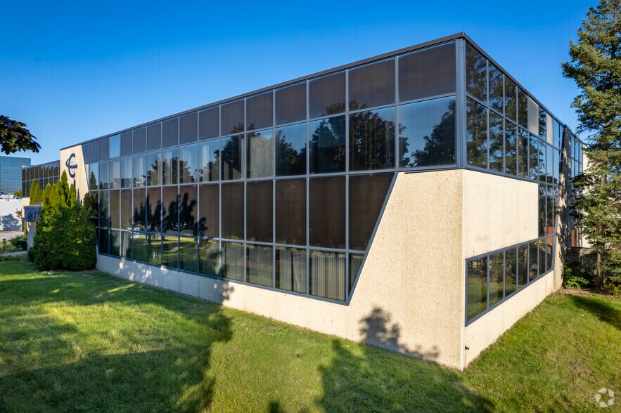 More Photos Of 70 Valleywood Dr, Markham Light Distribution For Lease