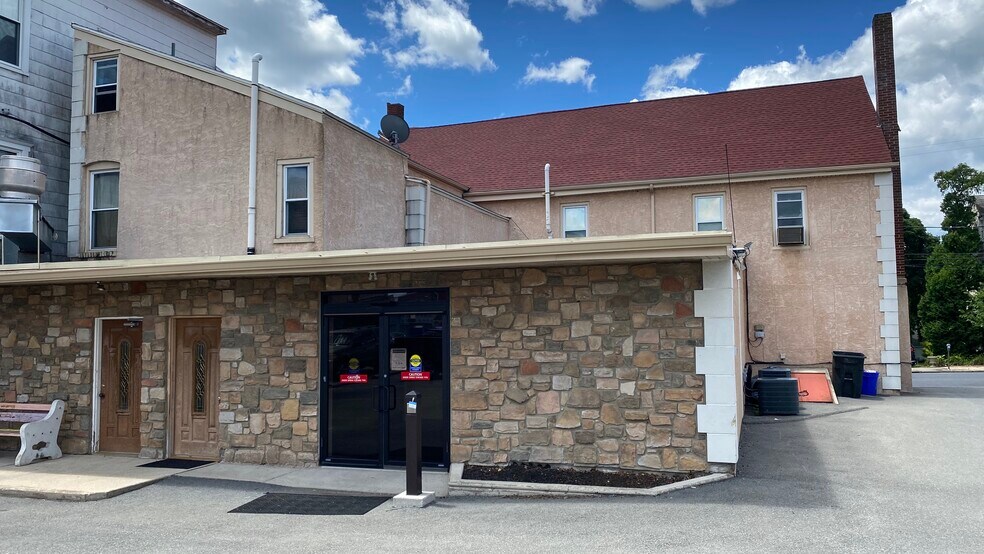 More Photos Of 39 S Main St, Nazareth General Retail For Lease