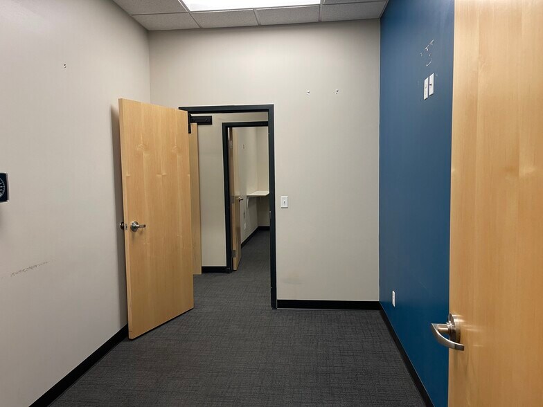 More Photos Of 211 Sioux Point Rd, Dakota Dunes Office For Lease