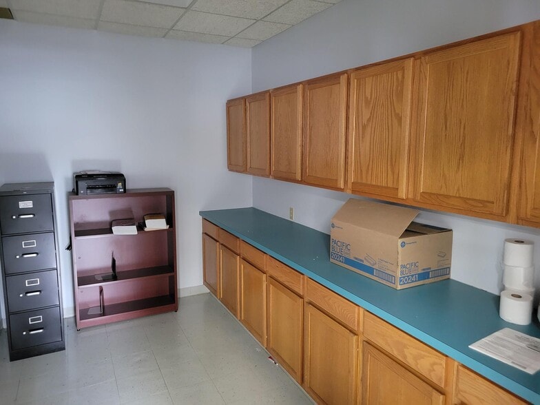 More Photos Of 80 Turnpike Rd, Chelmsford Warehouse For Lease