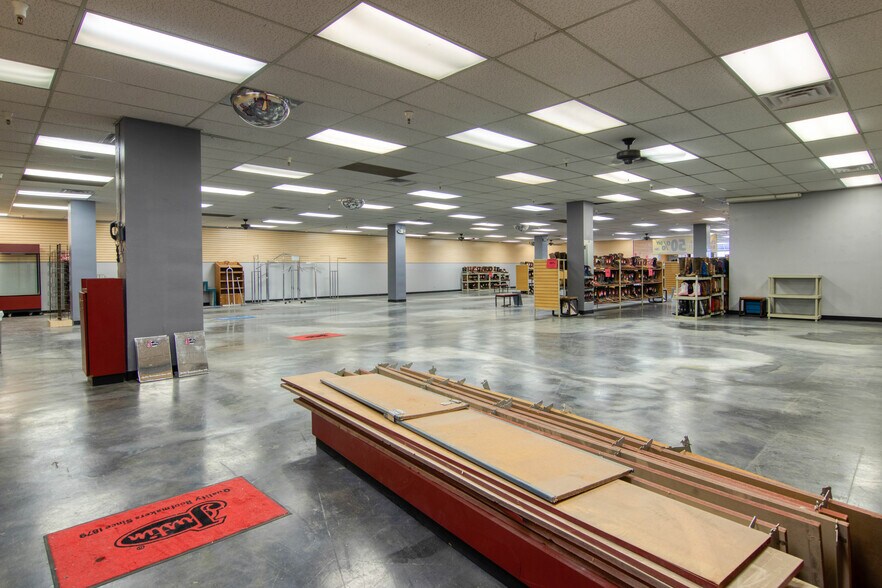 More Photos Of 7100 E Gateway Blvd, El Paso General Retail For Lease